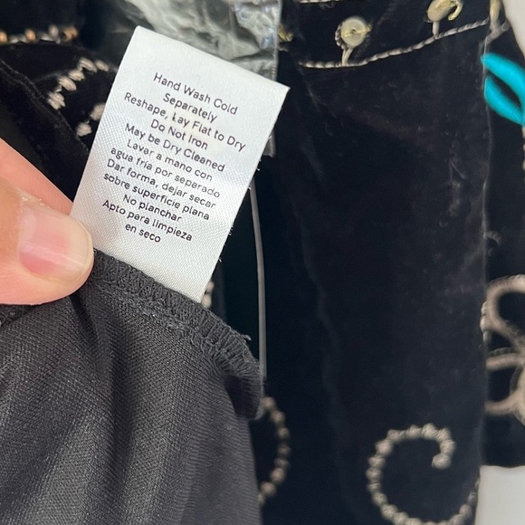 VENUS Black Velvet Embroidered Beaded Sequin Bell Sleeve Top Size 6 NWT - Picture 10 of 14